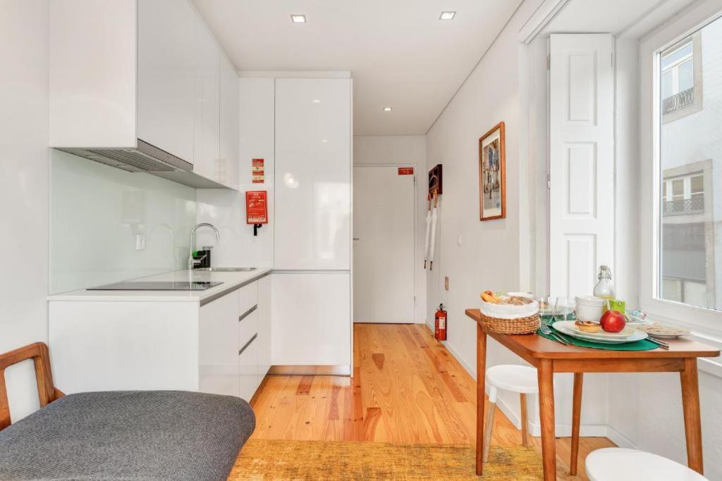 Host Wise - Lovely Shinny Flats With Balcony - Clerigos Porto Eksteriør billede
