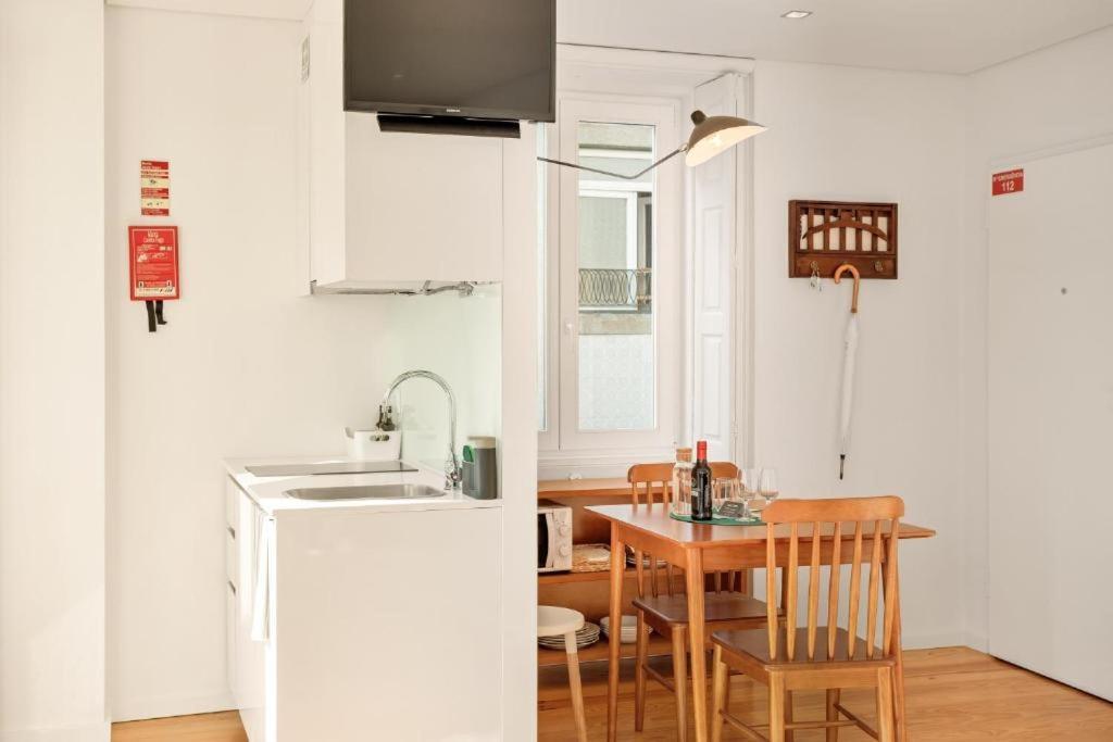 Host Wise - Lovely Shinny Flats With Balcony - Clerigos Porto Eksteriør billede