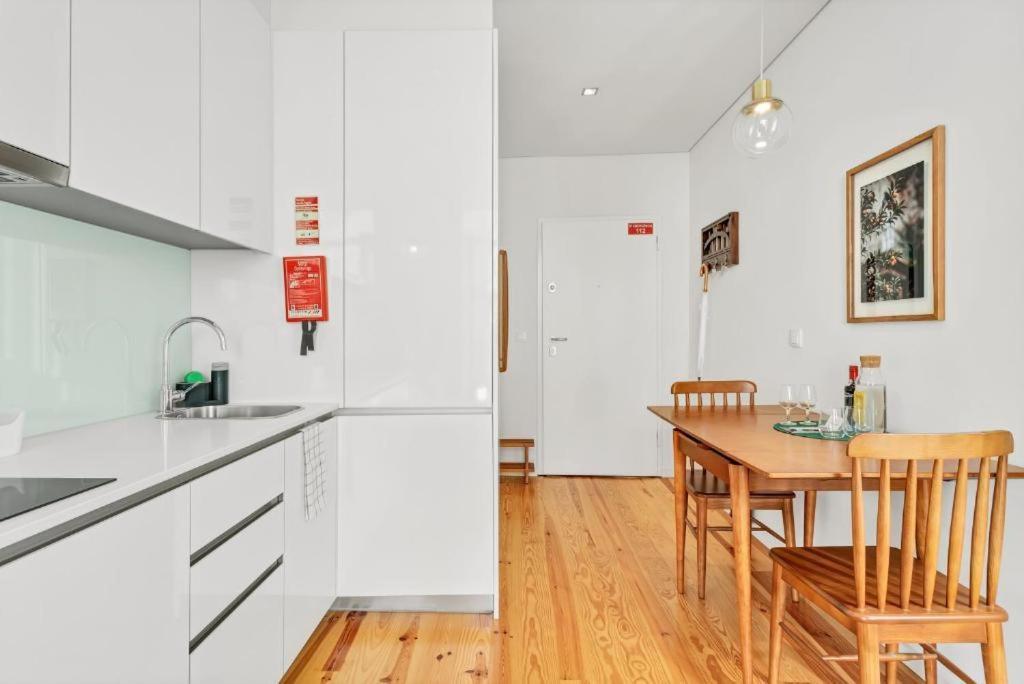 Host Wise - Lovely Shinny Flats With Balcony - Clerigos Porto Eksteriør billede