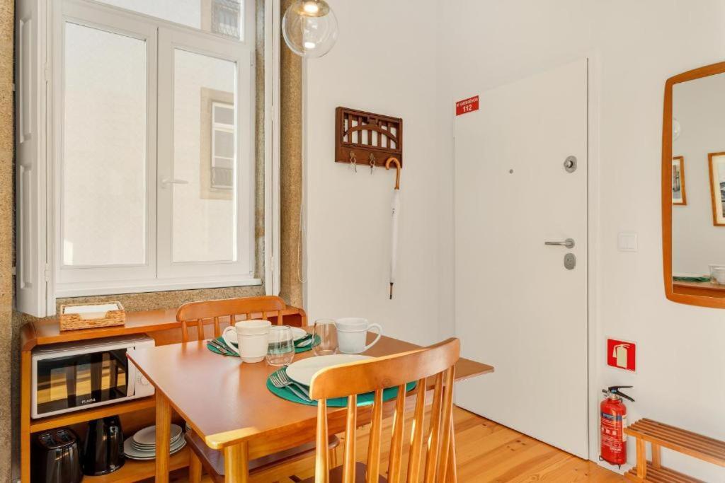 Host Wise - Lovely Shinny Flats With Balcony - Clerigos Porto Værelse billede